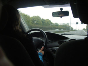 Ghislaine fotografeert Antonette in de auto